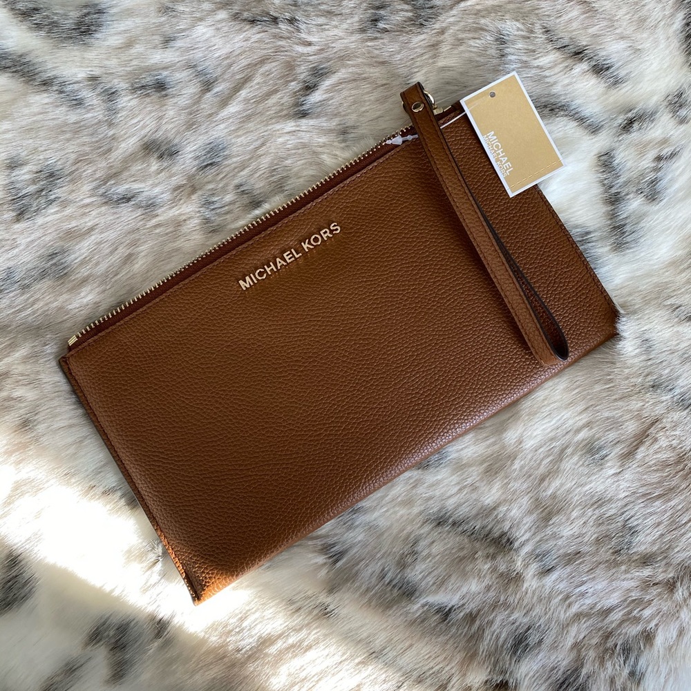💕NWT Michael Kors Wristlet